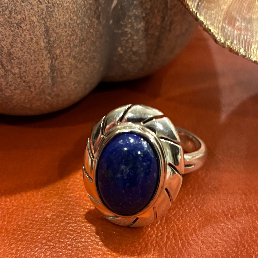 What a beauty, this oval lapis ring in a stunning blue. Sterling Silver Size 9